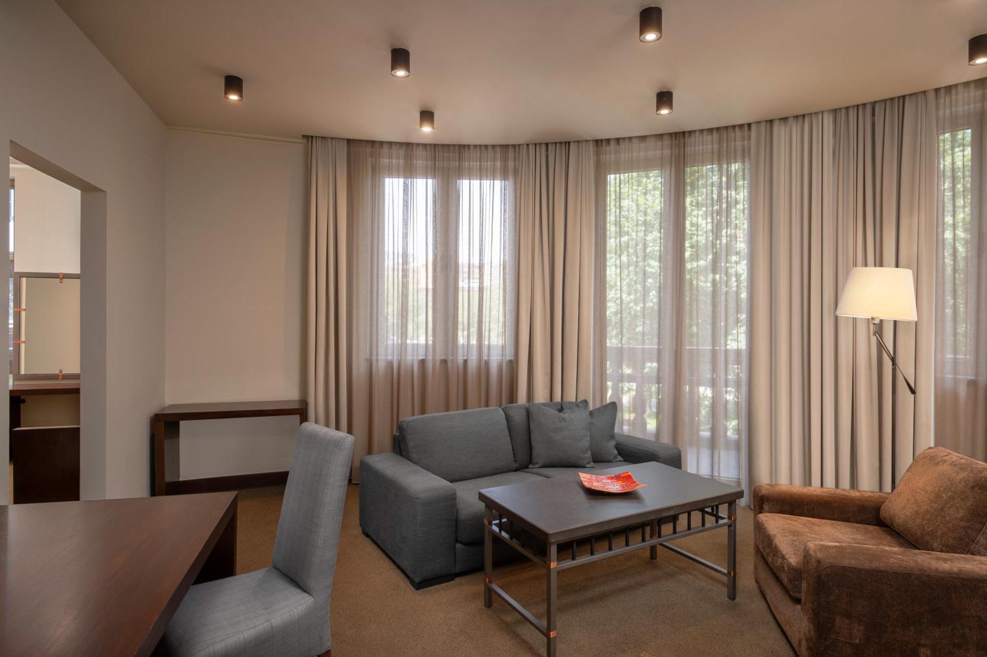 Executive Suite,1548967285:JPEG